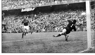 1964年6月17日决赛中，西班牙佩雷塔首开纪录