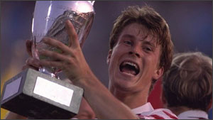 丹麥的布賴恩•勞德魯普在奪冠後舉起獎杯