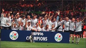 德国队庆祝96欧锦赛夺冠