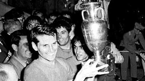 Giacinto Facchetti với Cúp châu Âu 1968