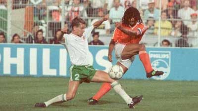 Ruud Gullit (phải) - một trong những ngôi sao của VCK Euro 1988.